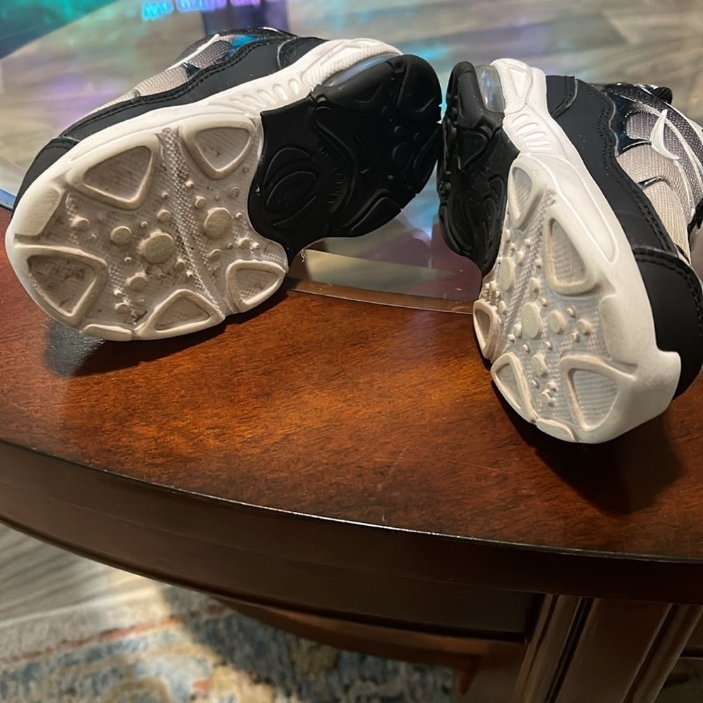 Black‎ and White Athletic Sneakers - Picture 2 of 3